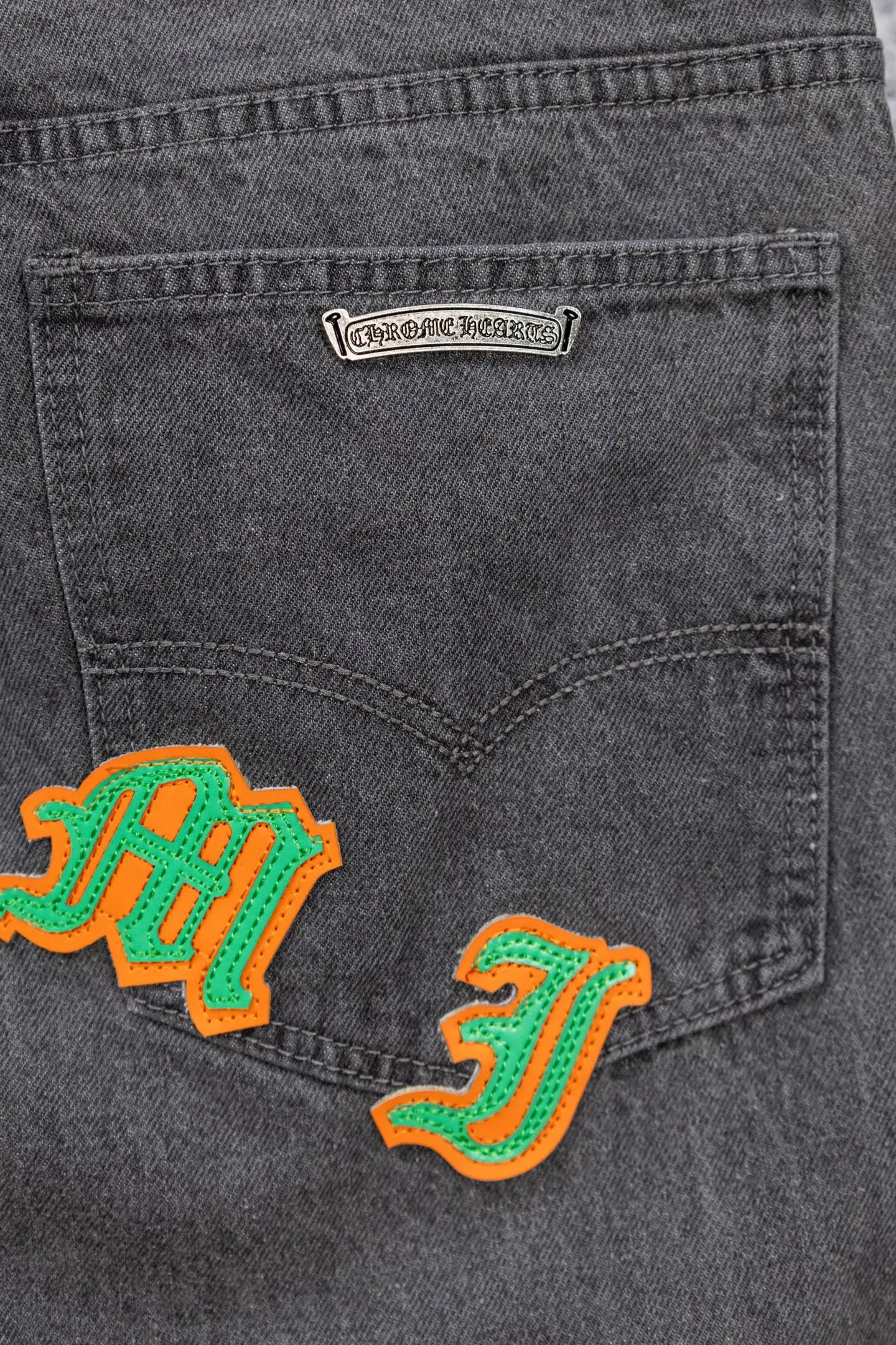 P240 Chromehearts limited edition orange and green classic cross patch leather gray jeans, priced at 34W level, patchwork cross pattern embellishment, washed jeans! ! An absolutely high-end luxury product, a 1.9W-level god-level single product, a super popular product, made by top heavy industry, a magic weapon that cannot be missed! [About Zangyin] This is an extremely luxurious fashion brand that can also be called the aristocracy of the high street. It has always been an exclusive brand for some hipsters or rich second generations. Compared with ordinary high streets, it is more luxurious and noble. Compared with luxury brands, it is more fashionable and individual. It has always been a brand that I have a special liking for. [Top heavy industry fashion design] Consistently high-street luxury style. Speaking of this style, the Zangyin family and GU family are definitely the leading representative brands. Especially the Zangyin family has really achieved a state-of-the-art effect in creating high-street style. The unique washed material is used to create this style. The color system is already quite eye-catching. After it is decorated with patchwork cross flowers, it cleverly highlights the charm of the brand. Secondly, this style uses classic The high-waist cutting design highlights the long legs and fashionable temperament of the upper body. The brand is highly recognizable and the slim fit configuration is more suitable for daily wear. It is a product that interprets personality, fashion, and specifications at a glance. This single product is enough to make any fan excited. It can be a white T-shirt for a youthful college style, or a tight suspender for a royal style. It has strong matching ability and can be easily controlled by men.  [Materials and craftsmanship] Needless to say, this point goes without saying. As an excellent craftsman brand, Zangyin’s requirements for details and craftsmanship are really perfect. The washed color of this model has gone through so many processes, not to mention the embellishment of denim appliques. It is also purely hand-made and sewn. Just like what they believe in, only hand-made things have soul and have the meaning of wear. A top-notch heavy-duty fashionable denim item, I look forward to your perfect interpretation! !  Color: Gray Size: 28-34